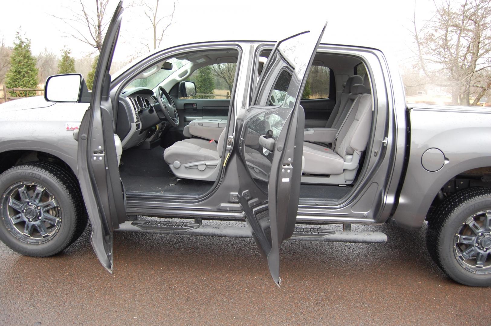 2013 Gray /Gray Cloth Toyota Tundra (5TFDW5F19DX) with an 5.7L V8 OHV 16V engine, Automatic transmission, located at 6528 Lower York Road, New Hope, PA, 18938, (215) 862-9555, 40.358707, -74.977882 - Photo#9